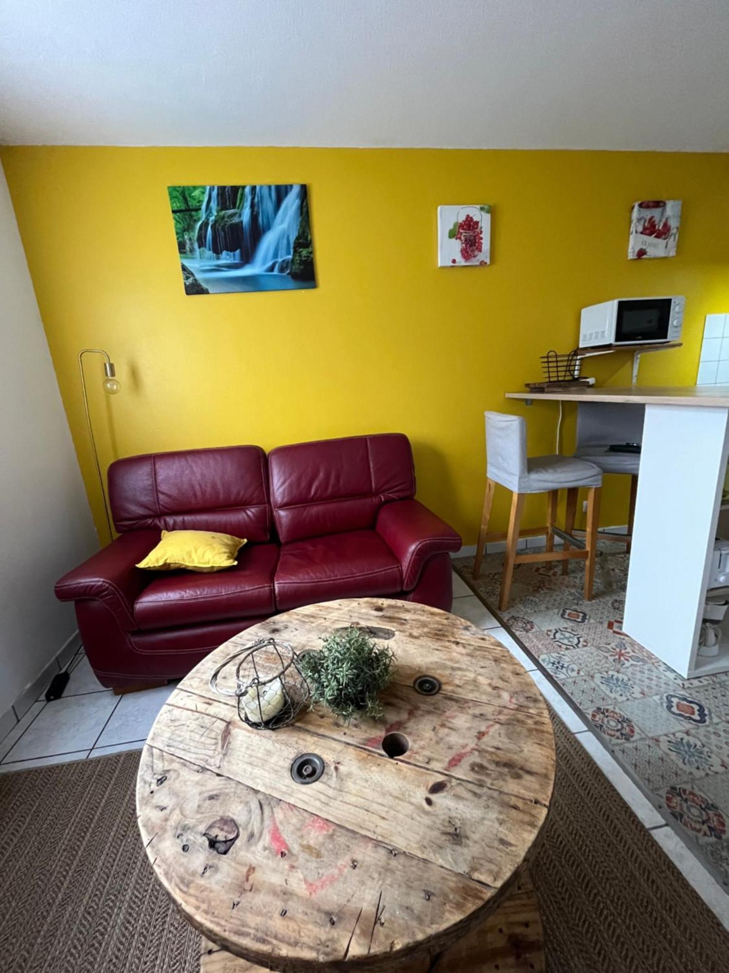 Les Salines Apartment Montmorot Екстериор снимка